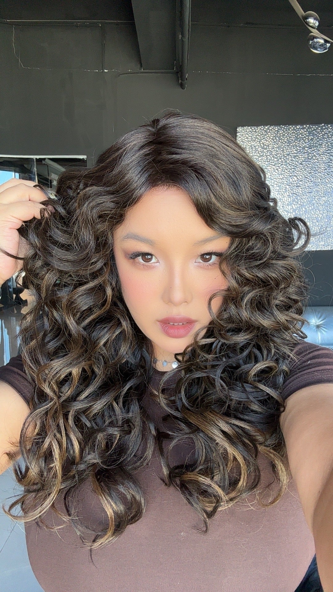 JBEXTENSION FRANKIES MONO Monofilament Handmade Wig 6X5 Full Monofilament Hand Tied Top Wig 19 Inches Dark Brown Highlight Curly Mono Lace Handmade Futura Fiber Glueless Black Sapphire Wig FRANKIES MONO【BENDY EAR TABS】