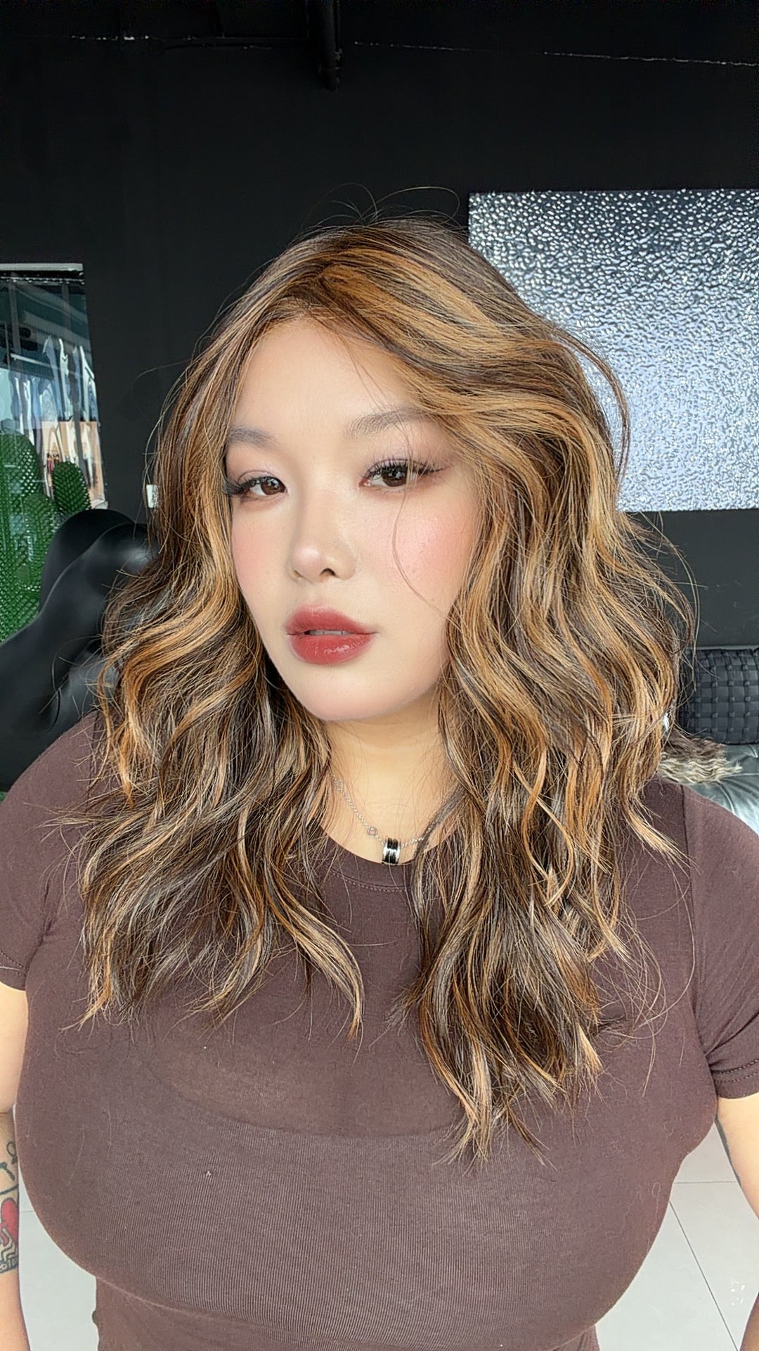 JBEXTENSION FEDE MONO Full Monofilament Handmade Full Lace Full Hand Tied Wig 19 Inches Wave Caramel Mono Lace Handmade Futura Fiber Wig with Anti-slip Silicone Strips Glueless Wig FEDE MONO - CARAMEL【BENDY EAR TABS】