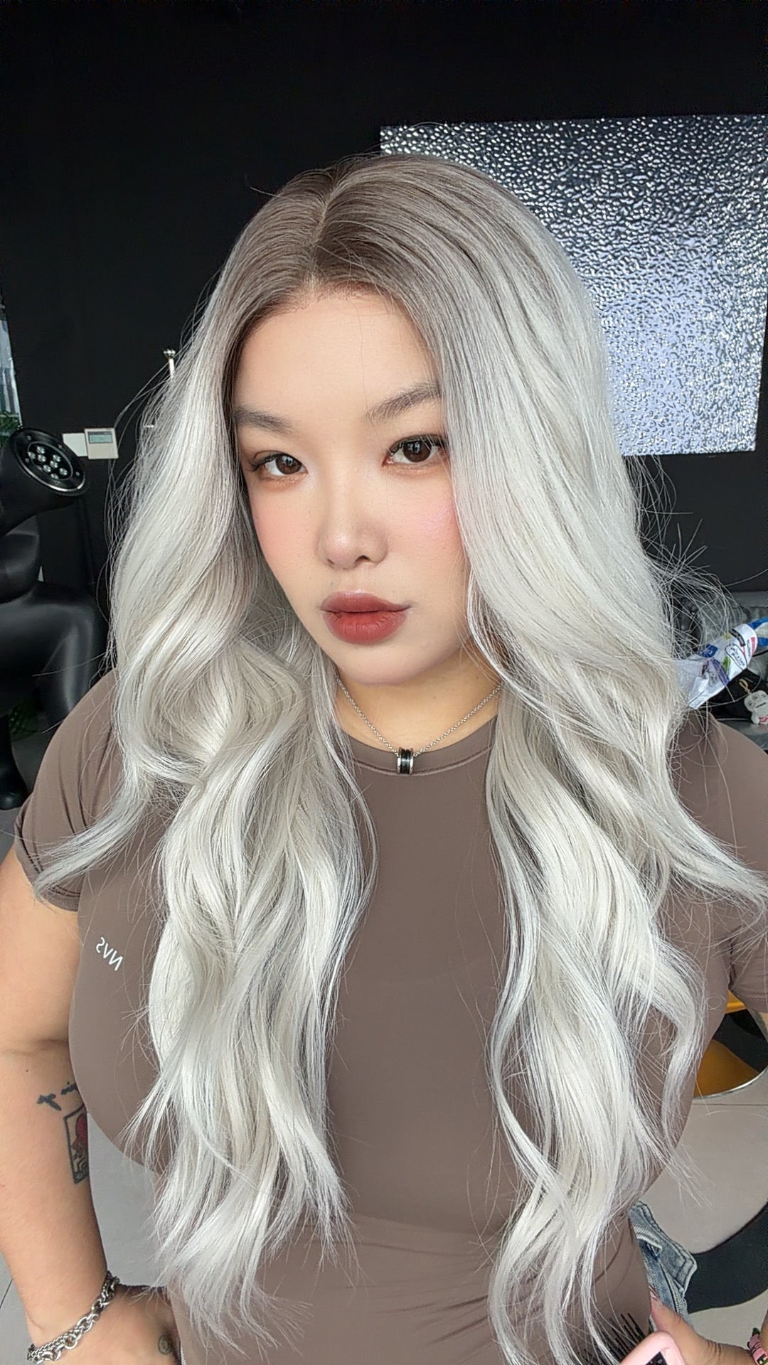 JBEXTENSION MATHILDE MONO Monofilament Handmade Wig 6X5 Full Monofilament Hand Tied Top Wig 26 Inches Curly Light Blonde with Dark Root Mono Lace Wig with Anti-slip Silicone Strips Glueless Wig MATHILDE MONO【BENDY EAR TABS】