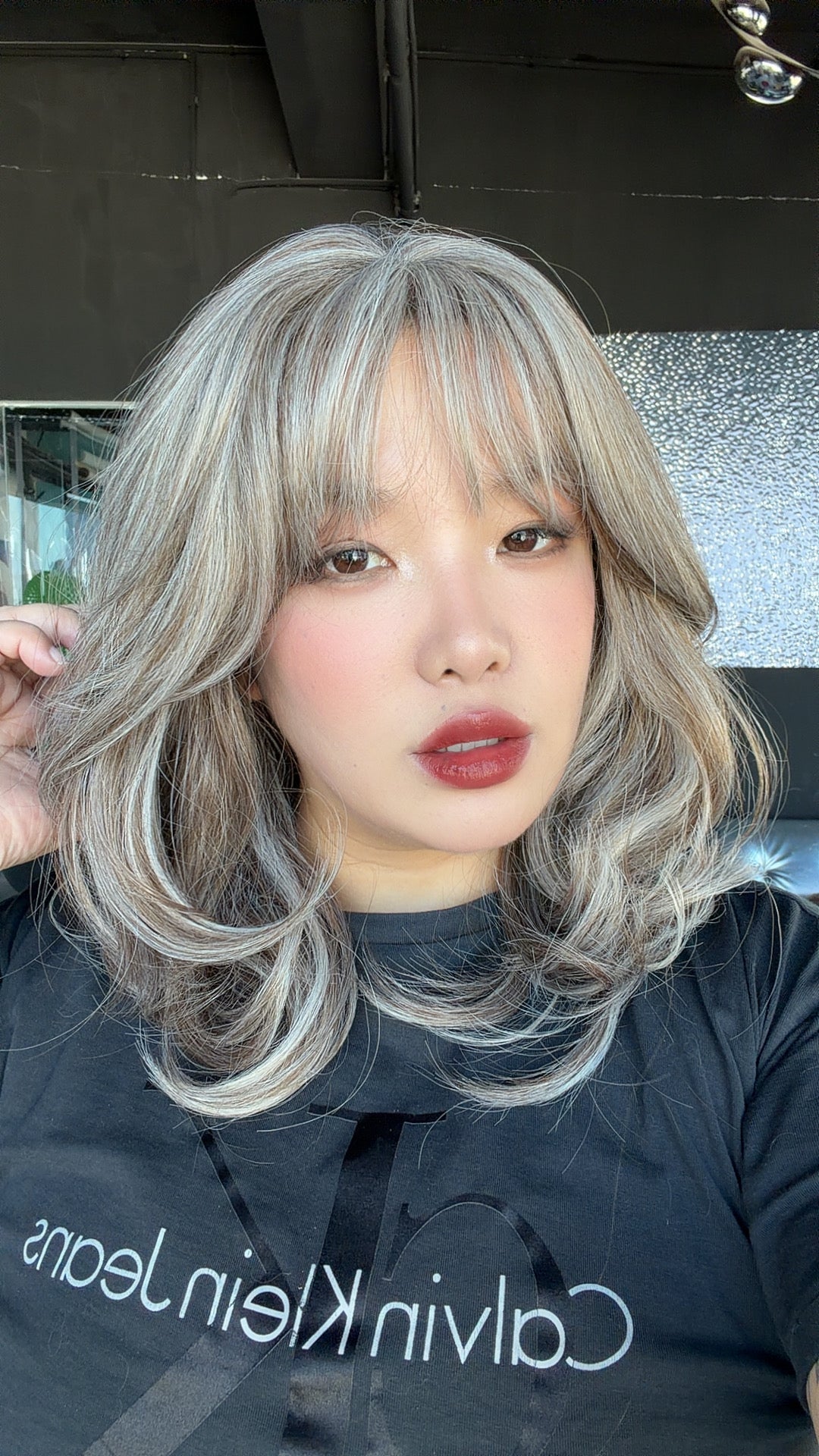 JBEXTENSION 18 Inches Scalpiana Curly Camel Highlight 3.5X4 Hard Silky Top Natural Scalp Effect Wig with Bangs EMILY CAMEL HIGHLIGHT