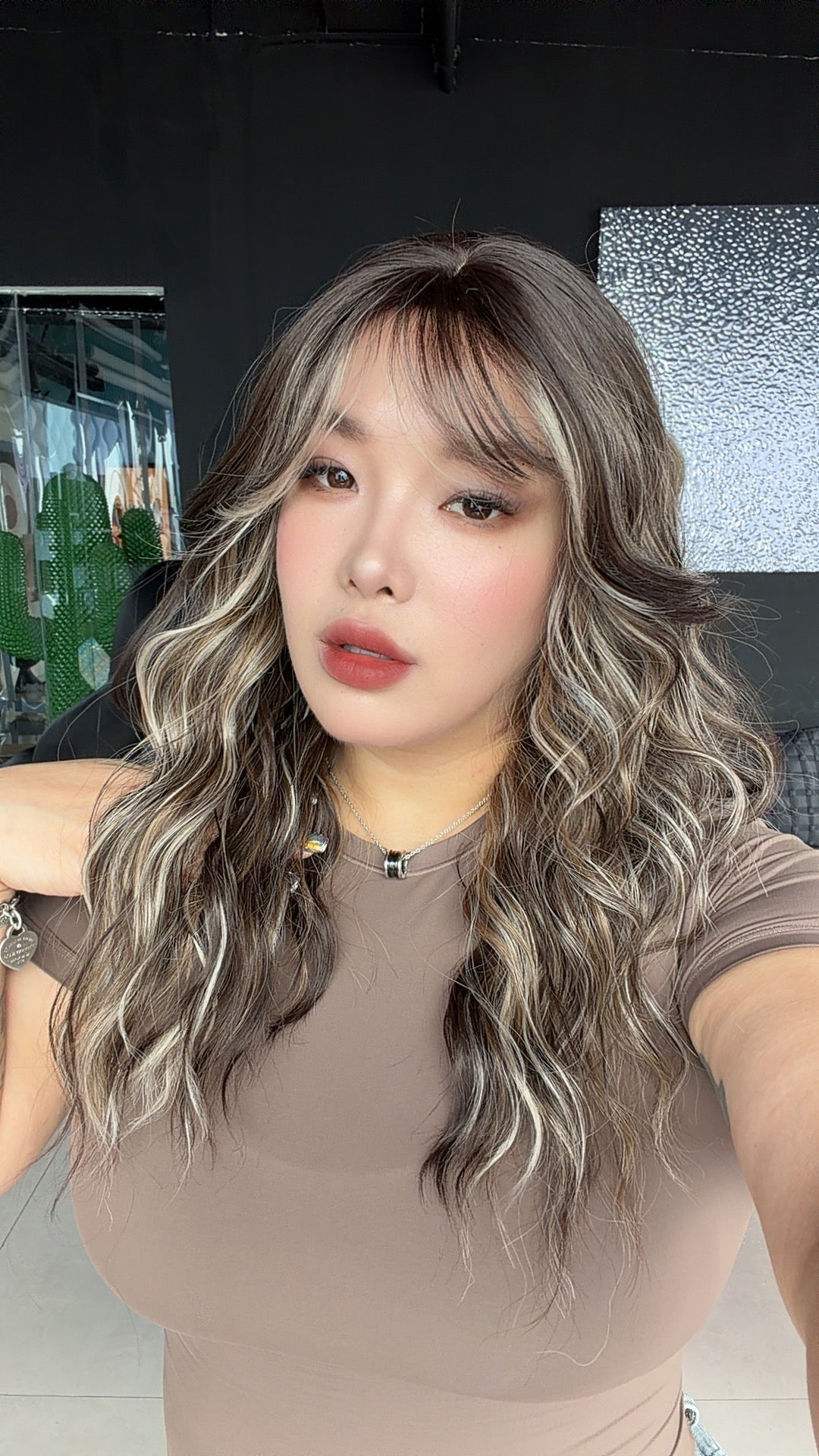 JBEXTENSION 22 Inches Scalpiana Long Wave Coffee Cream 3.5X4 Hard Silky Top Natural Scalp Effect Wig with Bangs OSSIE COFFEE CREAM
