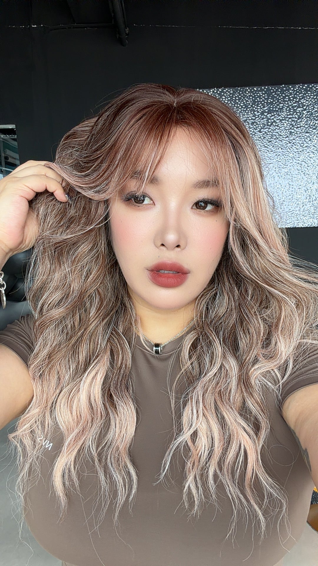 JBEXTENSION 22 Inches Scalpiana Long Wave Apricot 3.5X4 Hard Silky Top Natural Scalp Effect Wig with Bangs OSSIE APRICOT