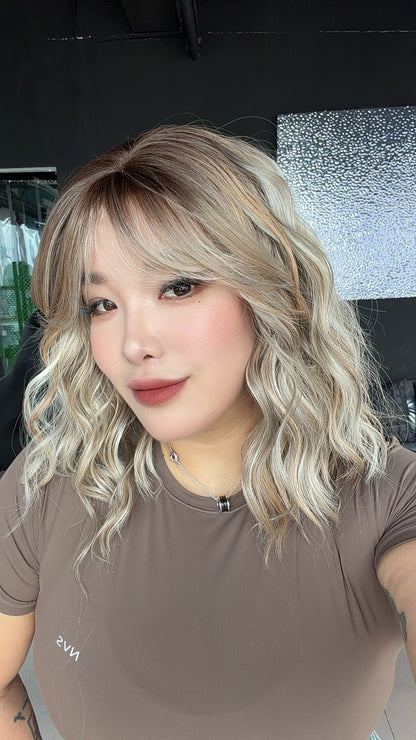 JBEXTENSION 14 Inches Scalpiana Wave Silver Sand Blonde 3.5X4 Hard Silky Top Natural Scalp Effect Wig with Bangs OSSIE SHORT - SILVER SAND BLONDE