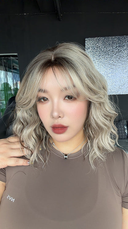 JBEXTENSION 14 Inches Scalpiana Wave Blonde Highlight 3.5X4 Hard Silky Top Natural Scalp Effect Wig with Bangs OSSIE SHORT - BLONDE HIGHLIGHT
