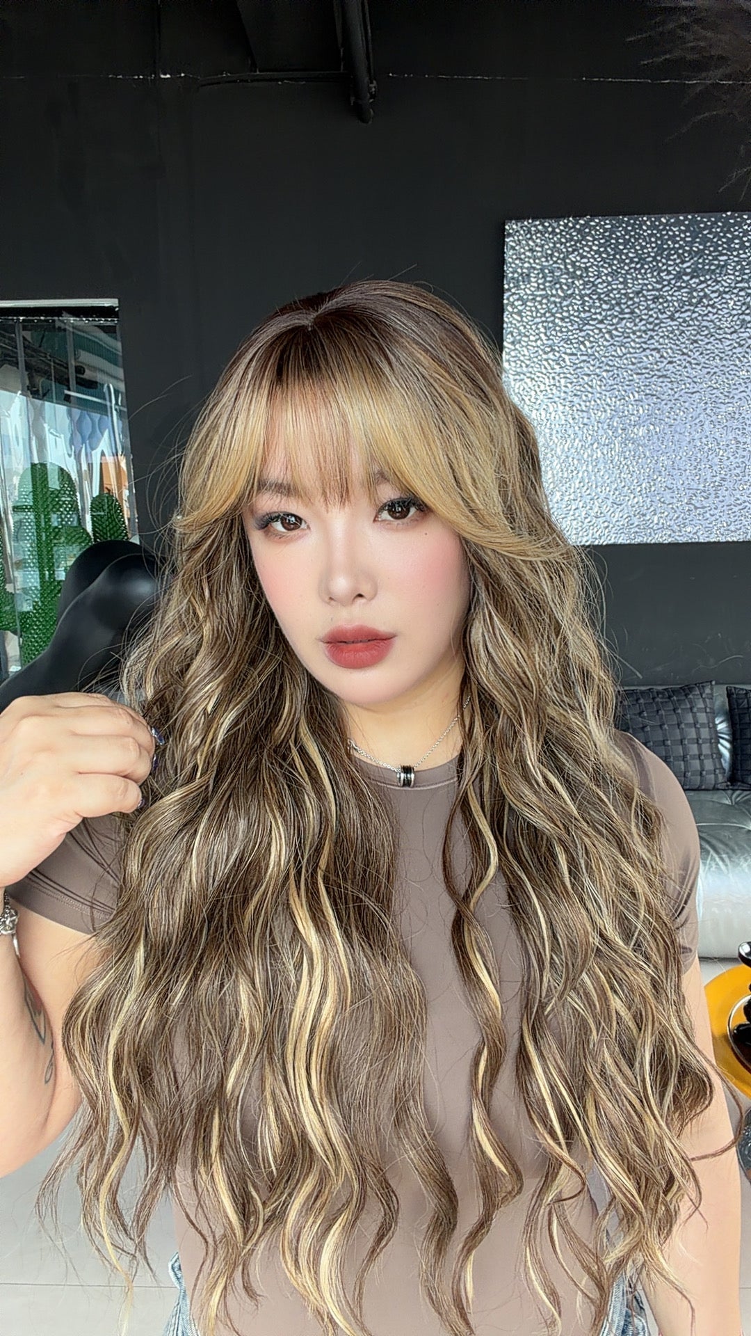 JBEXTENSION 28 Inches Scalpiana Long Wave Hazelnut 3.5X4 Hard Silky Top Natural Scalp Effect Wig with Bangs OSSIE LONG - HAZELNUT