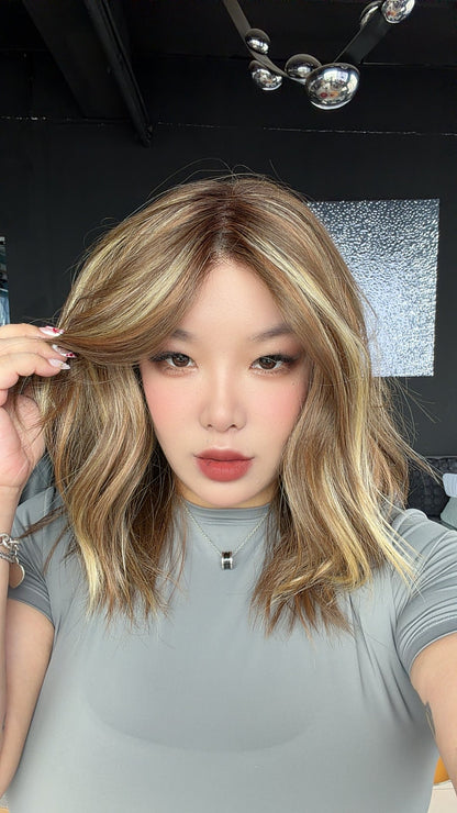 JBEXTENSION KIM MONO Full Monofilament Handmade Full Lace Full Hand Tied Wig 17 Inches Caramel Blonde Highlight Mono Lace Handmade Futura Fiber Wig with Anti-slip Silicone Strips Glueless Wig KIM MONO - CARAMEL BLONDE HIGHLIGHT【BENDY EAR TABS】