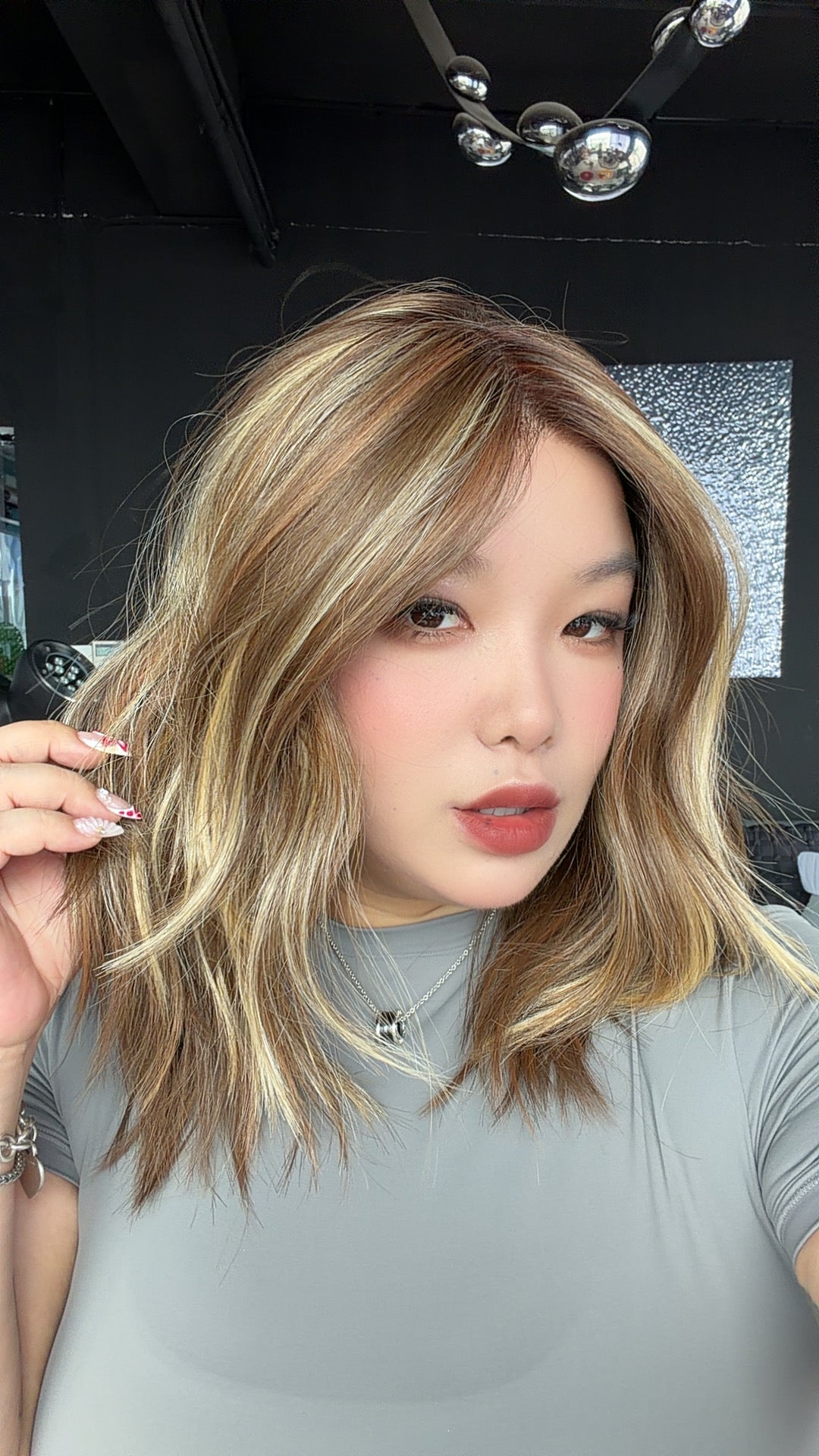 JBEXTENSION KIM MONO Full Monofilament Handmade Full Lace Full Hand Tied Wig 17 Inches Caramel Blonde Highlight Mono Lace Handmade Futura Fiber Wig with Anti-slip Silicone Strips Glueless Wig KIM MONO - CARAMEL BLONDE HIGHLIGHT【BENDY EAR TABS】