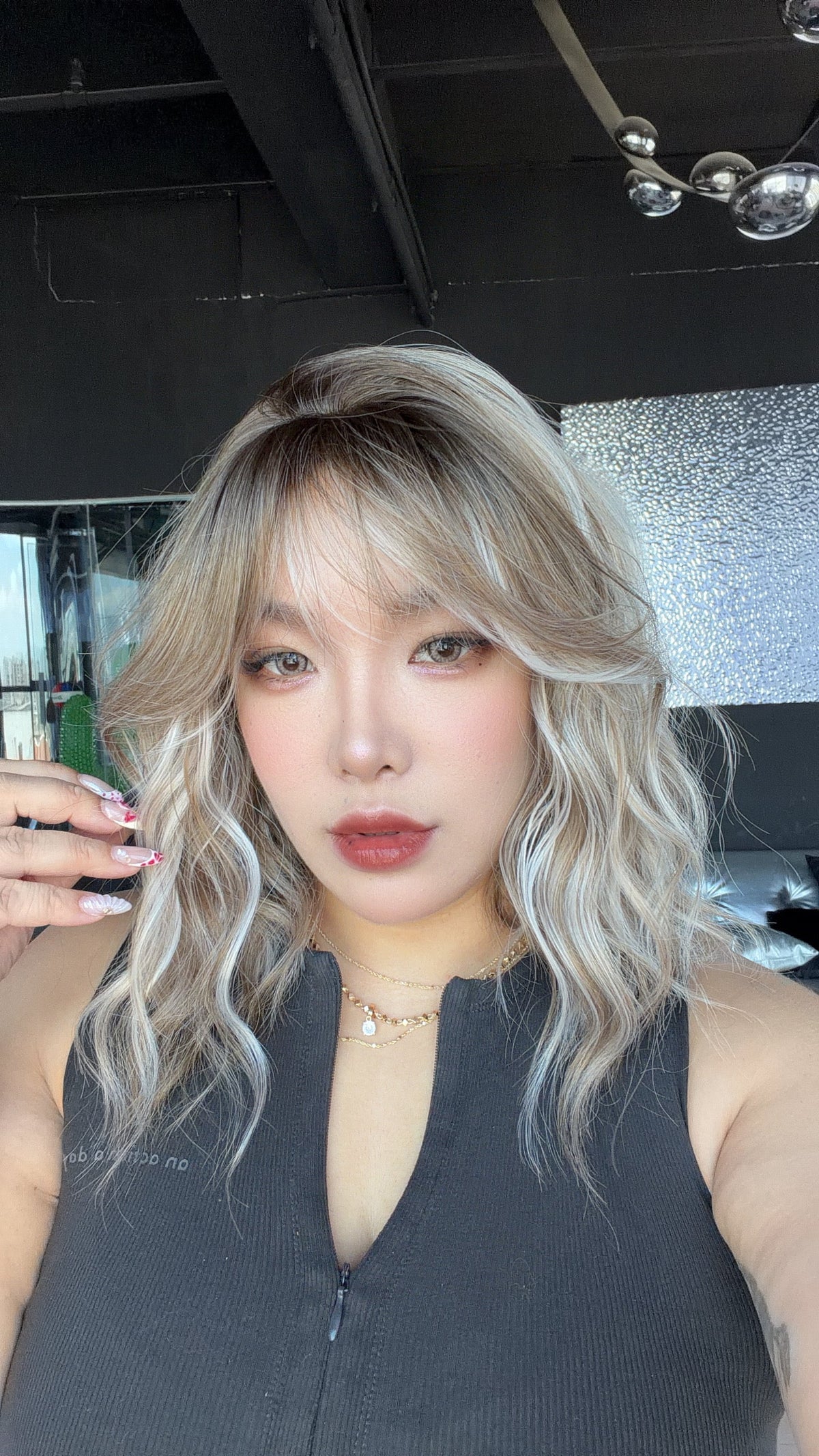 JBEXTENSION 14 Inches Scalpiana Wave Pearl Mist Blonde 3.5X4 Hard Silky Top Natural Scalp Effect Wig with Bangs OSSIE SHORT - PEARL MIST BLONDE