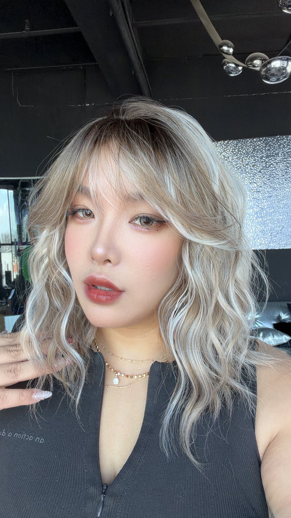 JBEXTENSION 14 Inches Scalpiana Wave Pearl Mist Blonde 3.5X4 Hard Silky Top Natural Scalp Effect Wig with Bangs OSSIE SHORT - PEARL MIST BLONDE