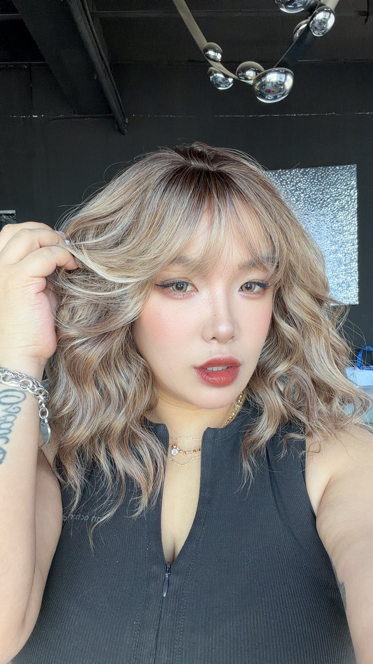 JBEXTENSION 14 Inches Scalpiana Wave British Milk Tea 3.5X4 Hard Silky Top Natural Scalp Effect Wig with Bangs OSSIE SHORT - BRITISH MILK TEA