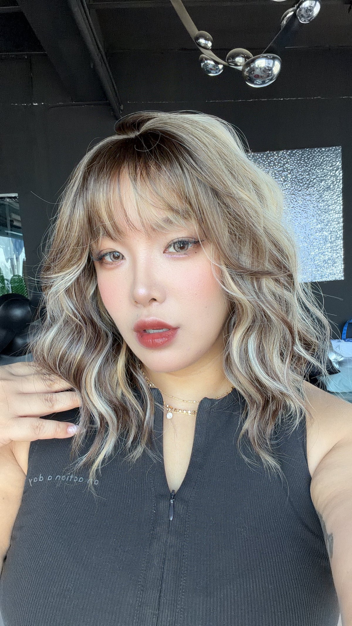 JBEXTENSION 14 Inches Scalpiana Wave Biscuit Blonde 3.5X4 Hard Silky Top Natural Scalp Effect Wig with Bangs OSSIE SHORT - BISCUIT BLONDE