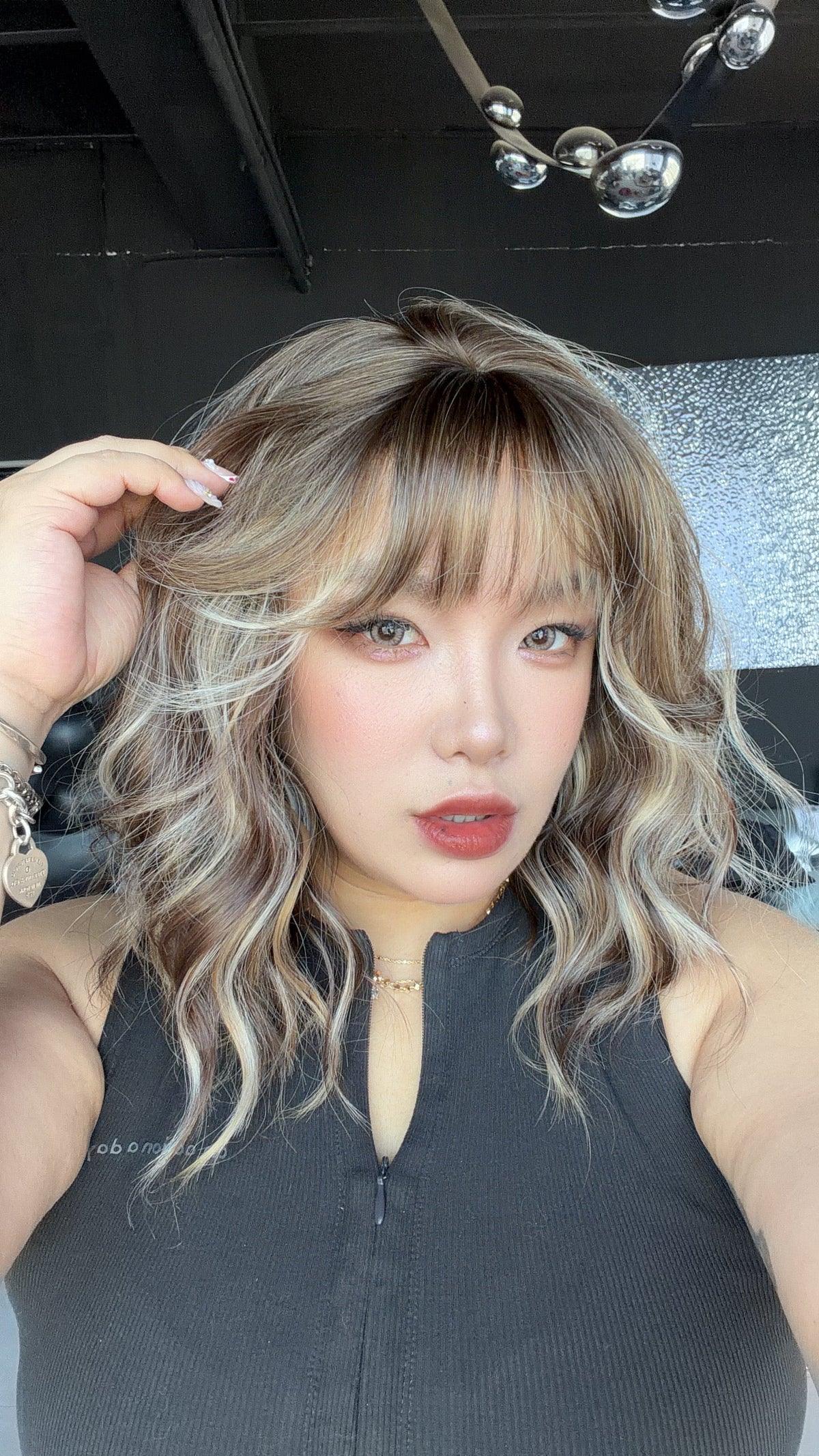 JBEXTENSION 14 Inches Scalpiana Wave Biscuit Blonde 3.5X4 Hard Silky Top Natural Scalp Effect Wig with Bangs OSSIE SHORT - BISCUIT BLONDE