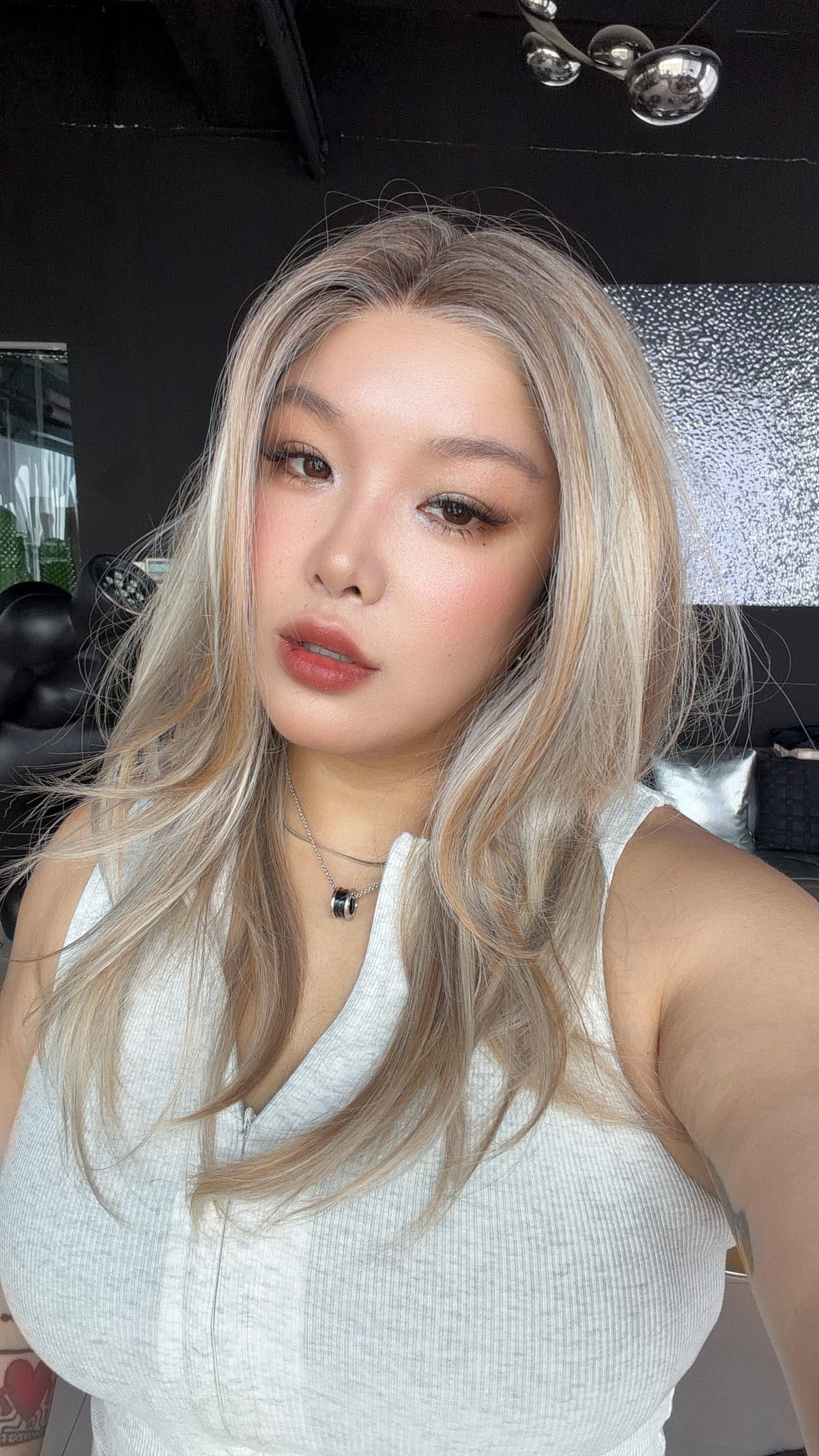 JBEXTENSION CARLY MONO Full Monofilament Wig 22 Inches Silver Sand Blonde Full Mono Lace Glueless with Anti-slip Silicone Strips Wig CARLY MONO - SILVER SAND BLONDE【BENDY EAR TABS】