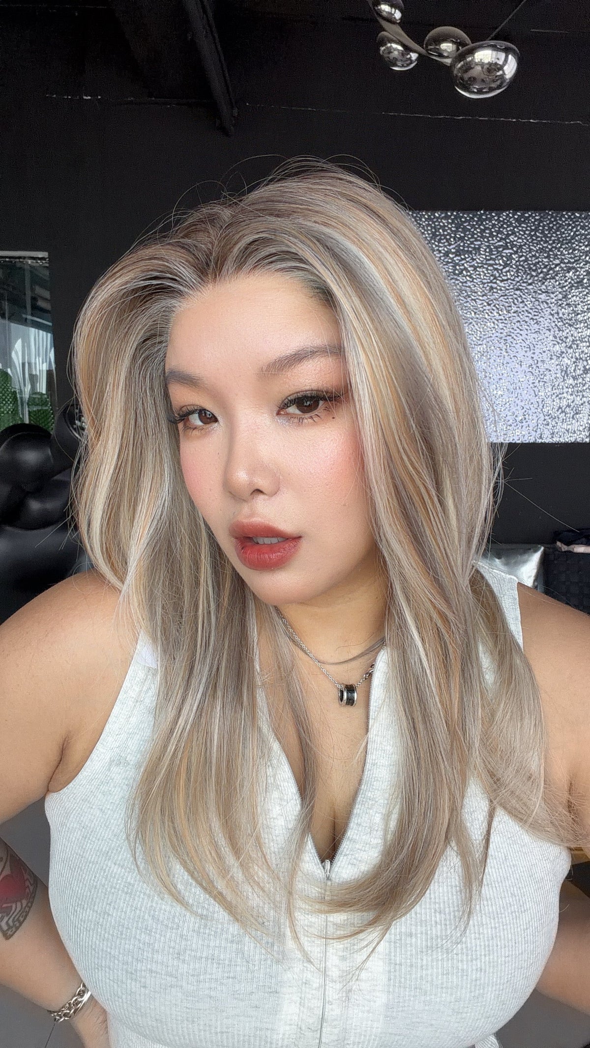 JBEXTENSION CARLY MONO Full Monofilament Wig 22 Inches Silver Sand Blonde Full Mono Lace Glueless with Anti-slip Silicone Strips Wig CARLY MONO - SILVER SAND BLONDE【BENDY EAR TABS】