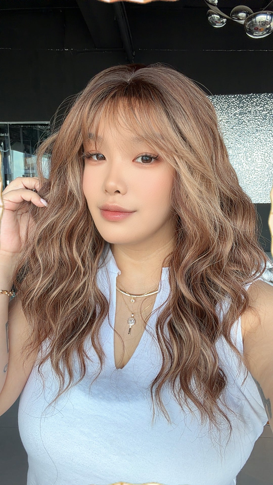 JBEXTENSION 22 Inches Scalpiana Long Wave Mocha Copper 3.5X4 Hard Silky Top Natural Scalp Effect Wig with Bangs OSSIE MOCHA COPPER