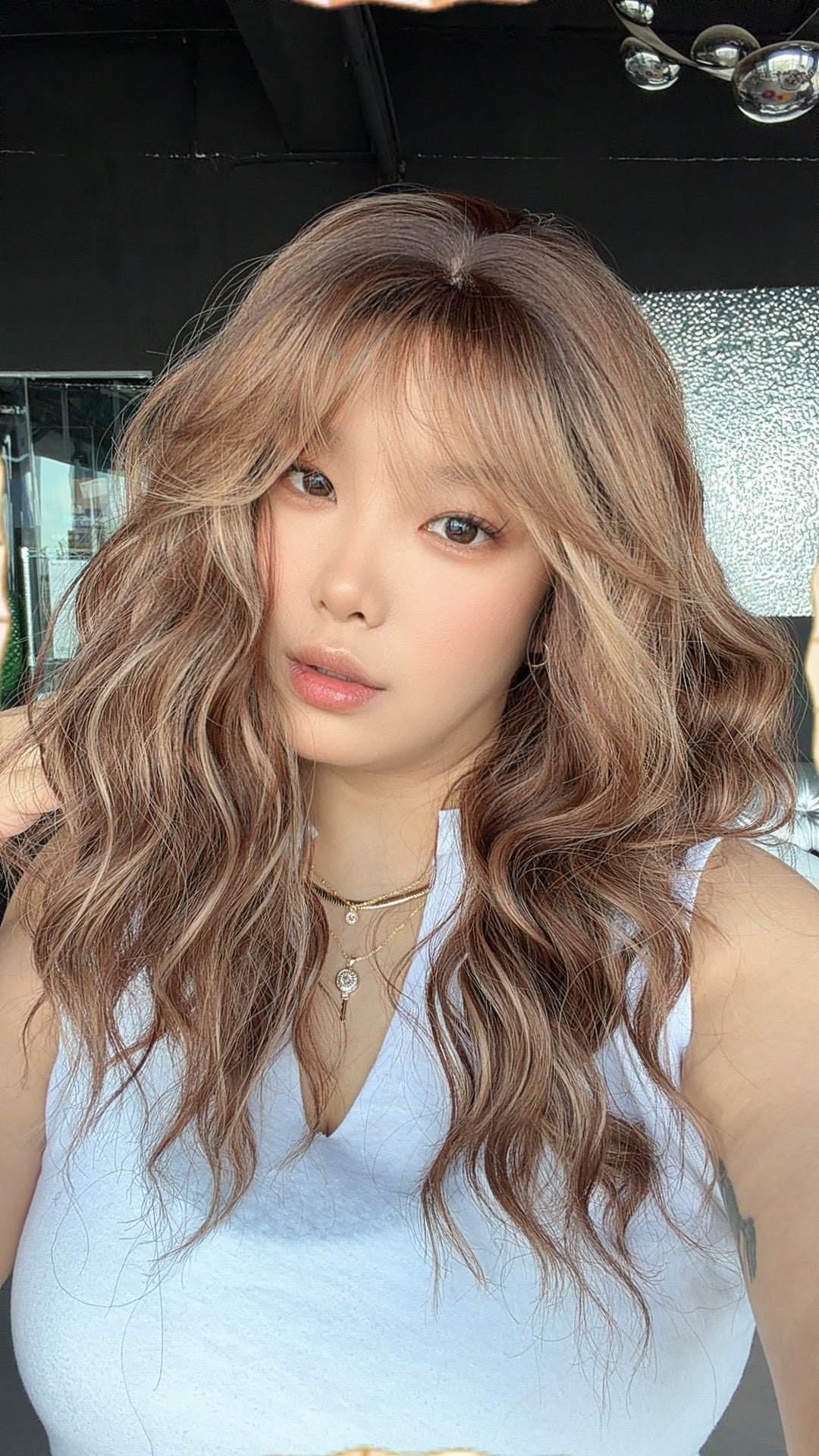 JBEXTENSION 22 Inches Scalpiana Long Wave Mocha Copper 3.5X4 Hard Silky Top Natural Scalp Effect Wig with Bangs OSSIE MOCHA COPPER