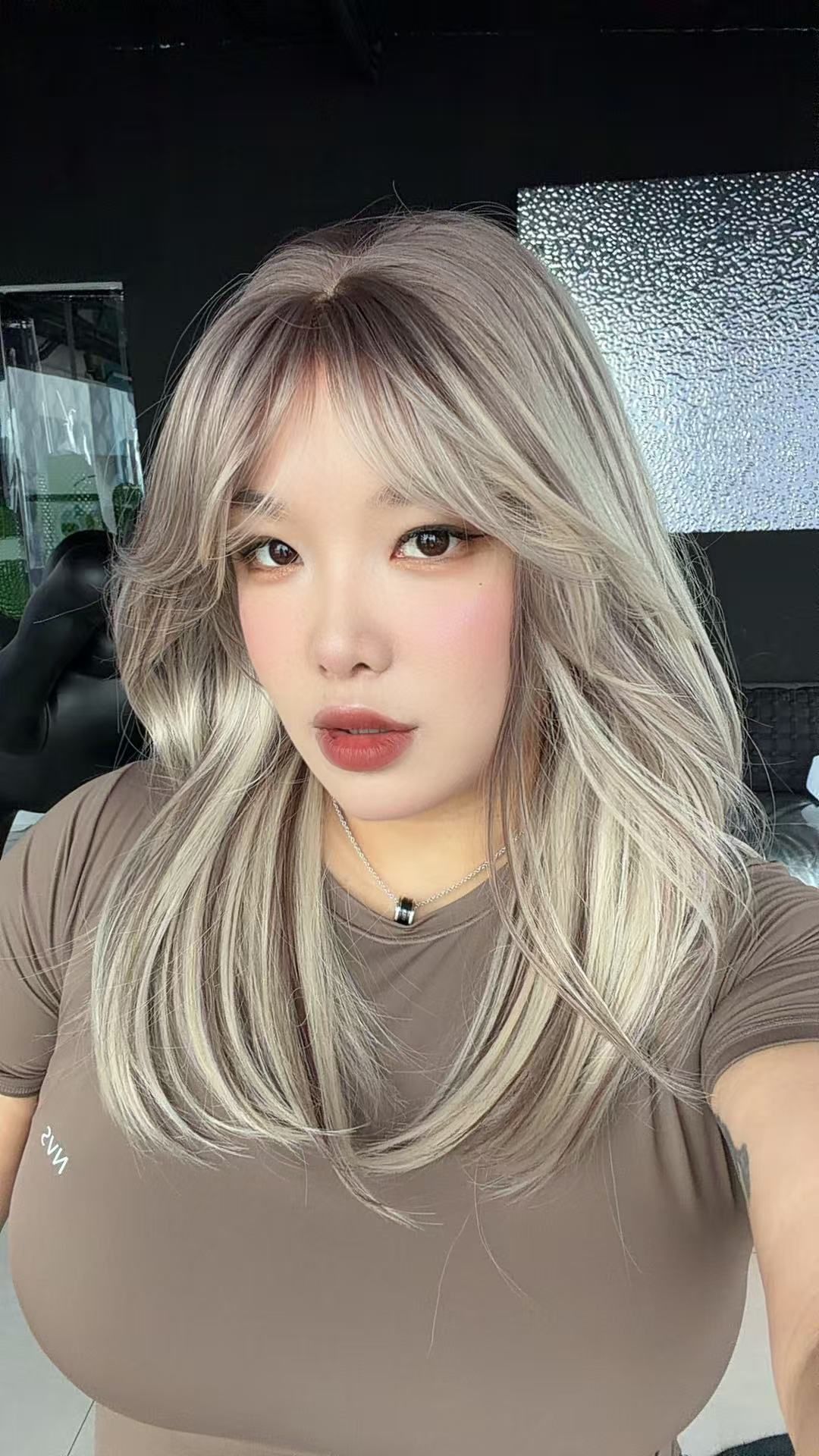 JBEXTENSION 20 Inches Scalpiana Honeyed Sand Wolf Cut 3.5X4 Hard Silky Top Natural Scalp Effect Wig with Bangs LILA HONEYED SAND
