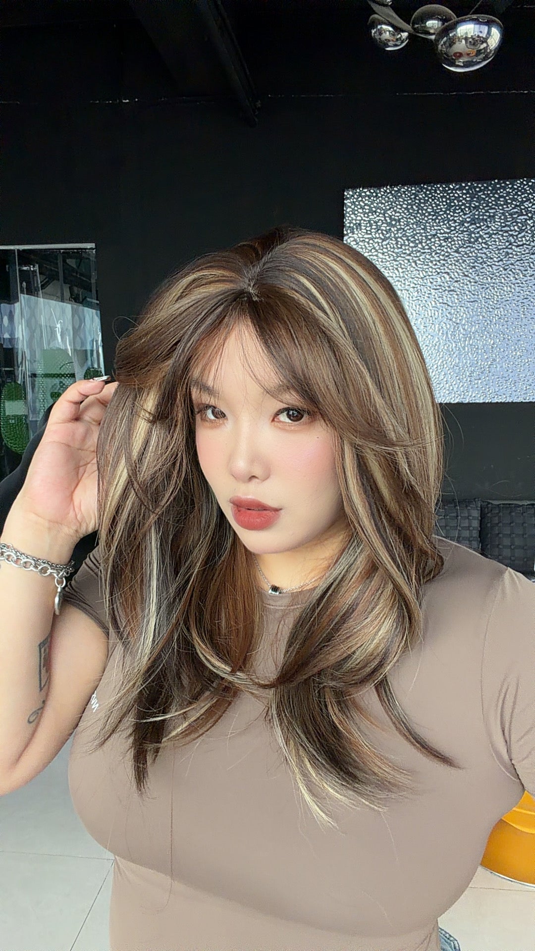 JBEXTENSION 20 Inches Scalpiana Sun-kissed Brown Wolf Cut 3.5X4 Hard Silky Top Natural Scalp Effect Wig with Bangs LILA SUN-KISSED BROWN