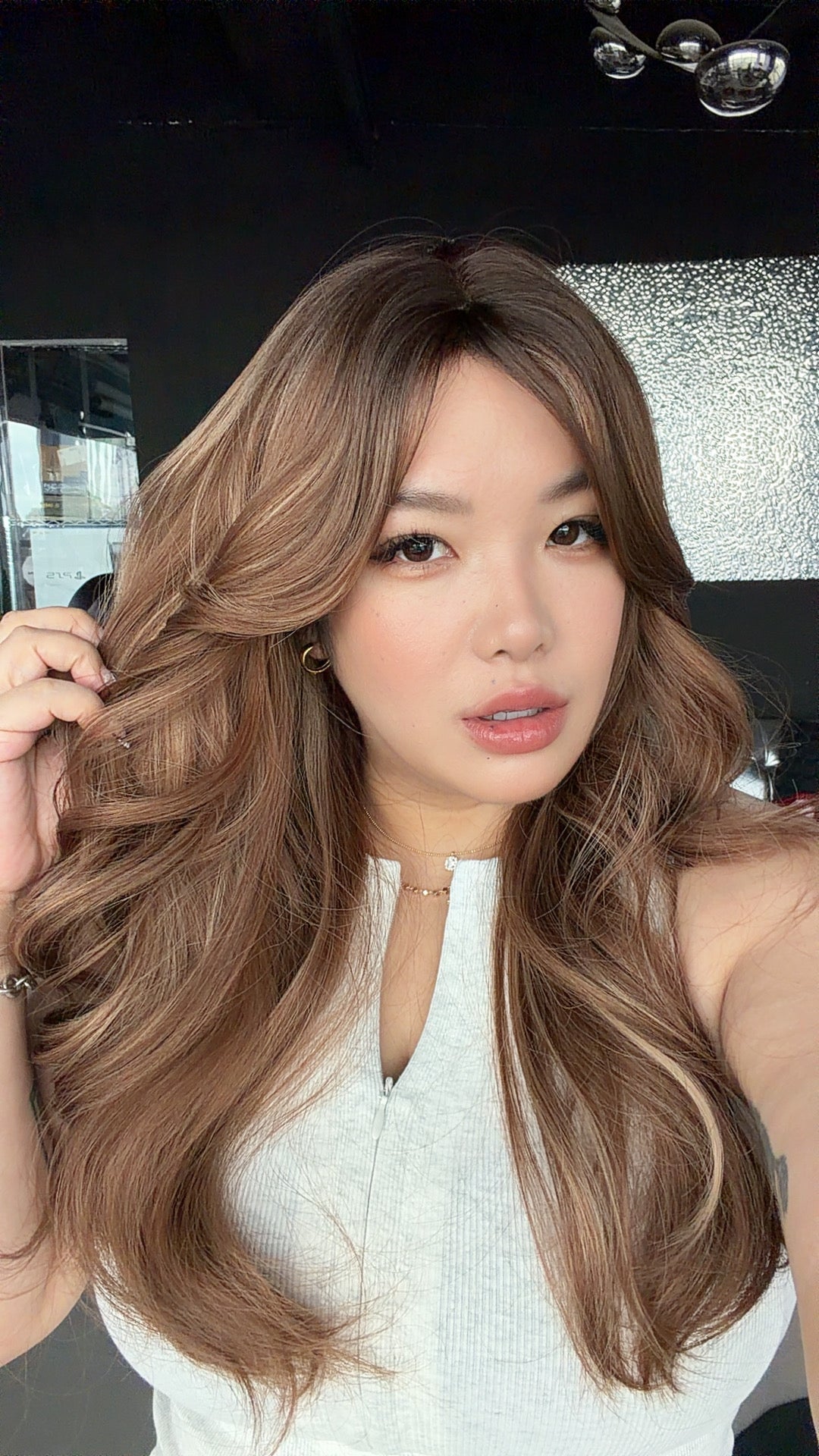 JBEXTENSION 23 Inches Curly Caramel Blonde Highlight Wig with Bangs LUMI CARAMEL BLONDE HIGHLIGHT