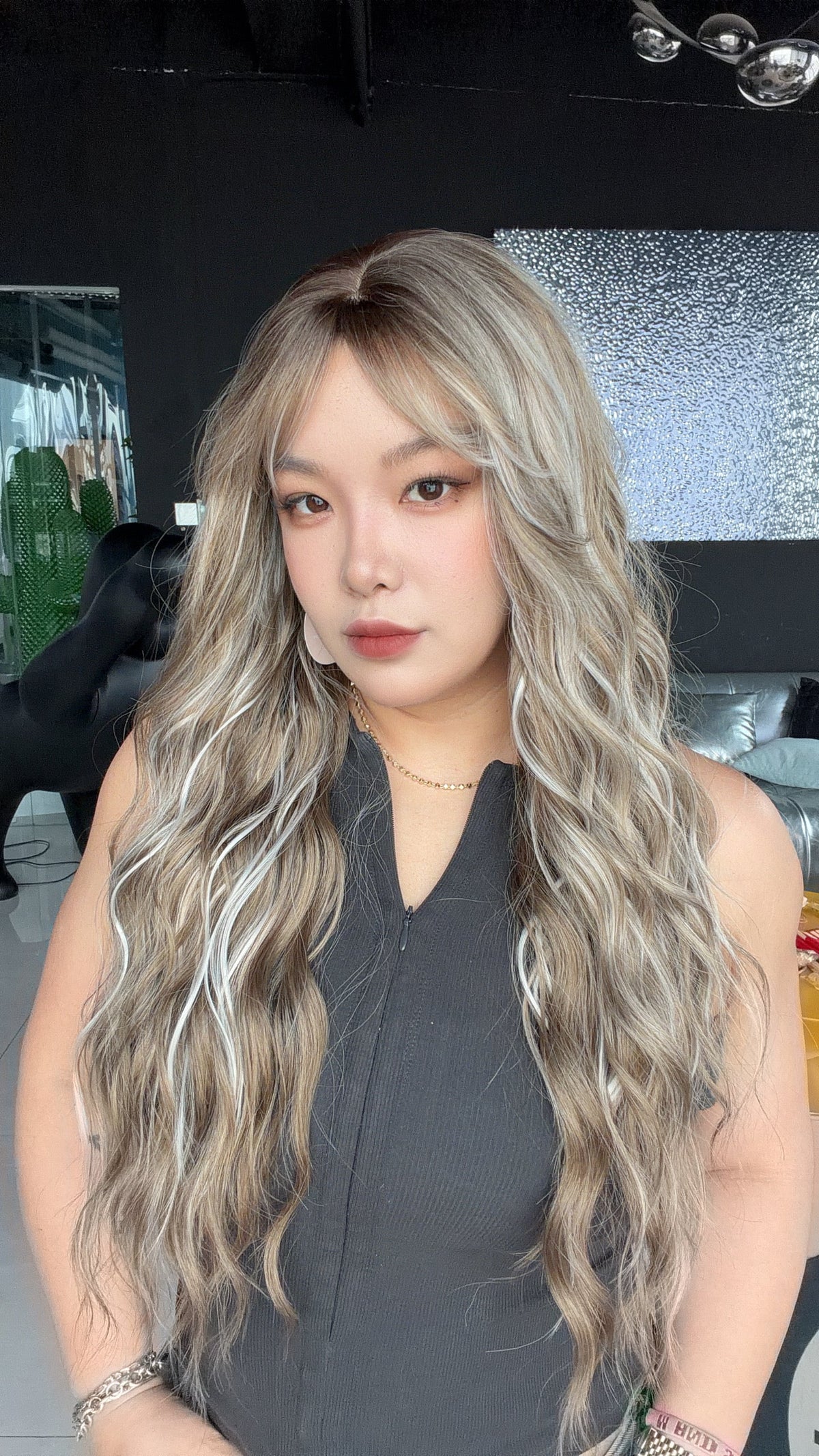 JBEXTENSION 28 Inches Scalpiana Long Wave Pearl Mist Blonde 3.5X4 Hard Silky Top Natural Scalp Effect Wig with Bangs OSSIE LONG - PEARL MIST BLONDE