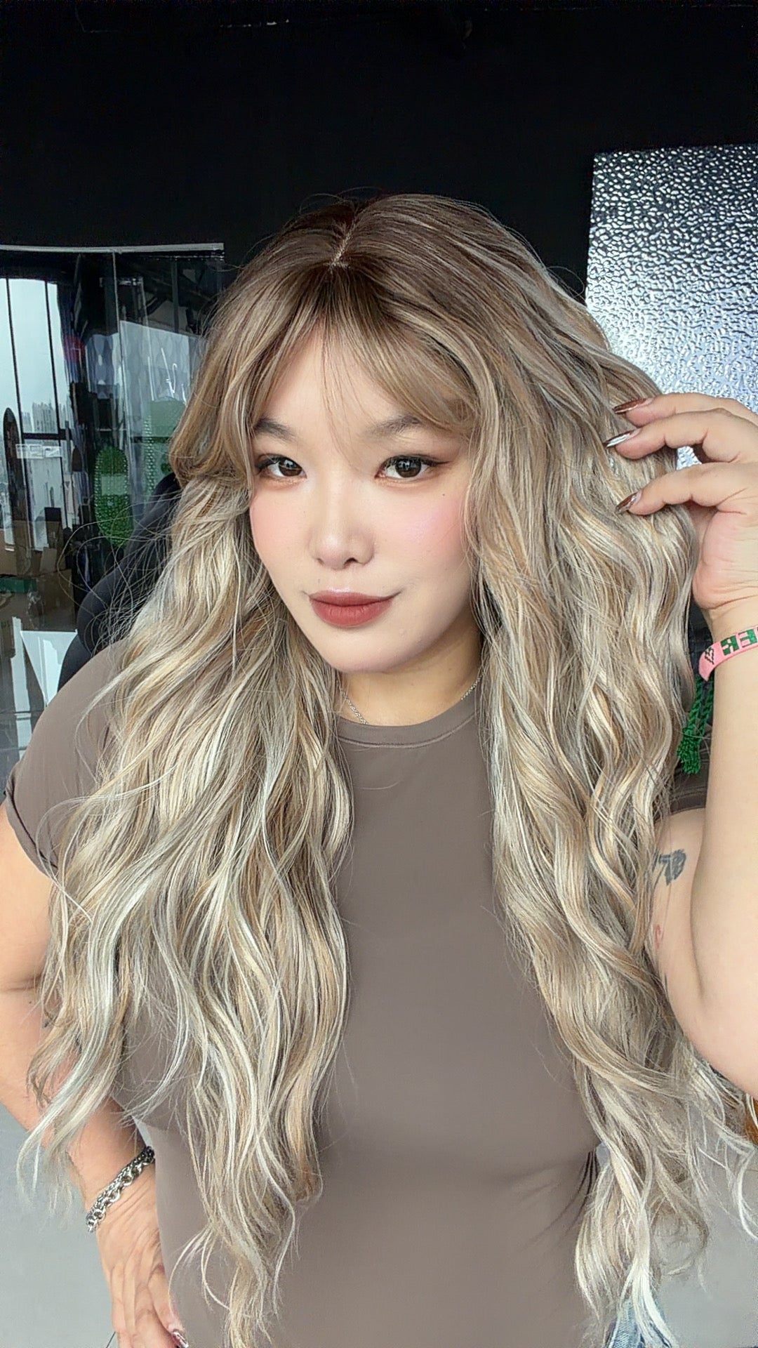 JBEXTENSION 28 Inches Scalpiana Long Wave Silver Sand Blonde 3.5X4 Hard Silky Top Natural Scalp Effect Wig with Bangs OSSIE LONG - SILVER SAND BLONDE