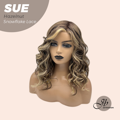[PRE-ORDER] JBEXTENSION 17 Inches Hazelnut Deep Curly Pre-Cut Side Part Snowflake Lace Frontlace Glueless Wig SUE HAZELNUT【BENDY EAR TABS】