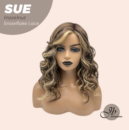 [PRE-ORDER] JBEXTENSION 17 Inches Hazelnut Deep Curly Pre-Cut Side Part Snowflake Lace Frontlace Glueless Wig SUE HAZELNUT【BENDY EAR TABS】